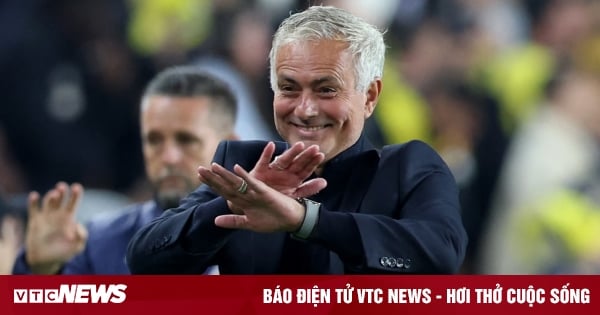 Nhận thẻ đỏ, Mourinho mỉa mai trọng tài 'giỏi nhất thế giới'