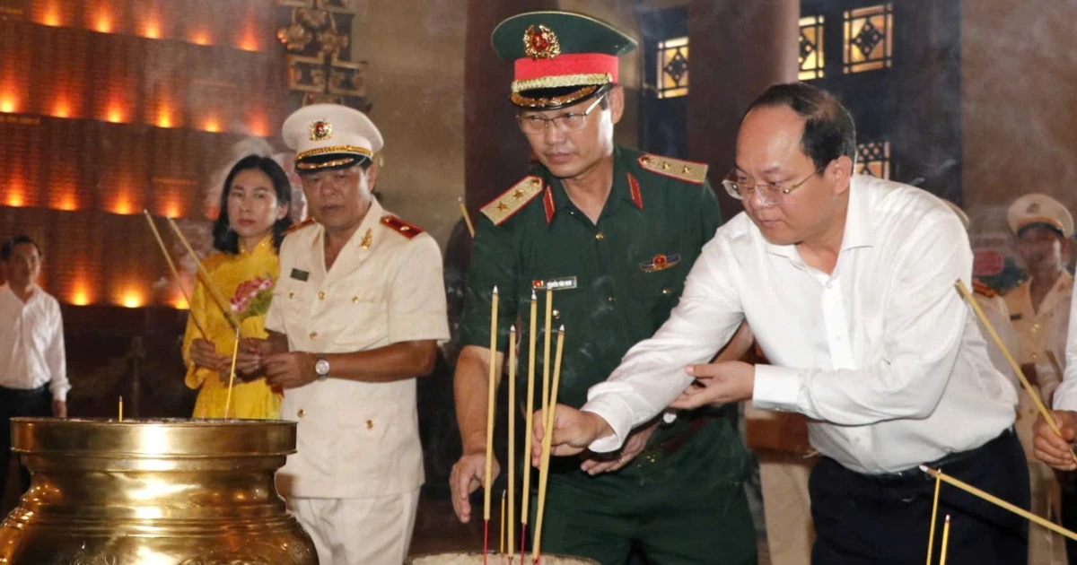 Una delegación de la ciudad de Ho Chi Minh ofrece flores e incienso para conmemorar a los mártires heroicos en el distrito de Cu Chi