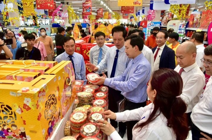 Mr. Vu Anh Khoa - Chairman of Saigon Co.op Board of Directors (blue shirt) and delegates visited Co.opmart Cai Be on the opening day.