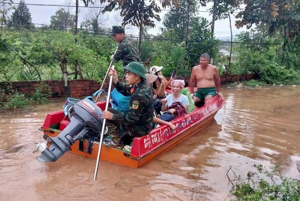 Lực lượng chức năng huyện Phúc Thọ hỗ trợ di dời người dân đến nơi tránh trú an toàn.