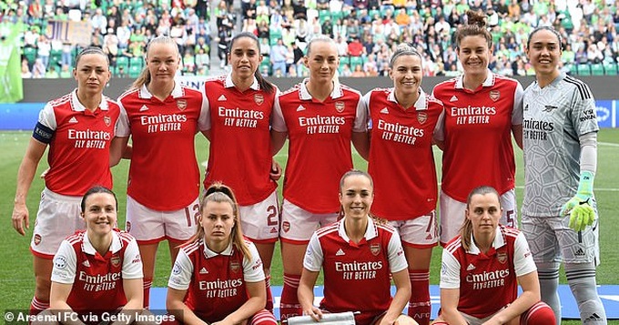 Máy bay chở đội nữ Arsenal bỗng dưng… bốc cháy - 2