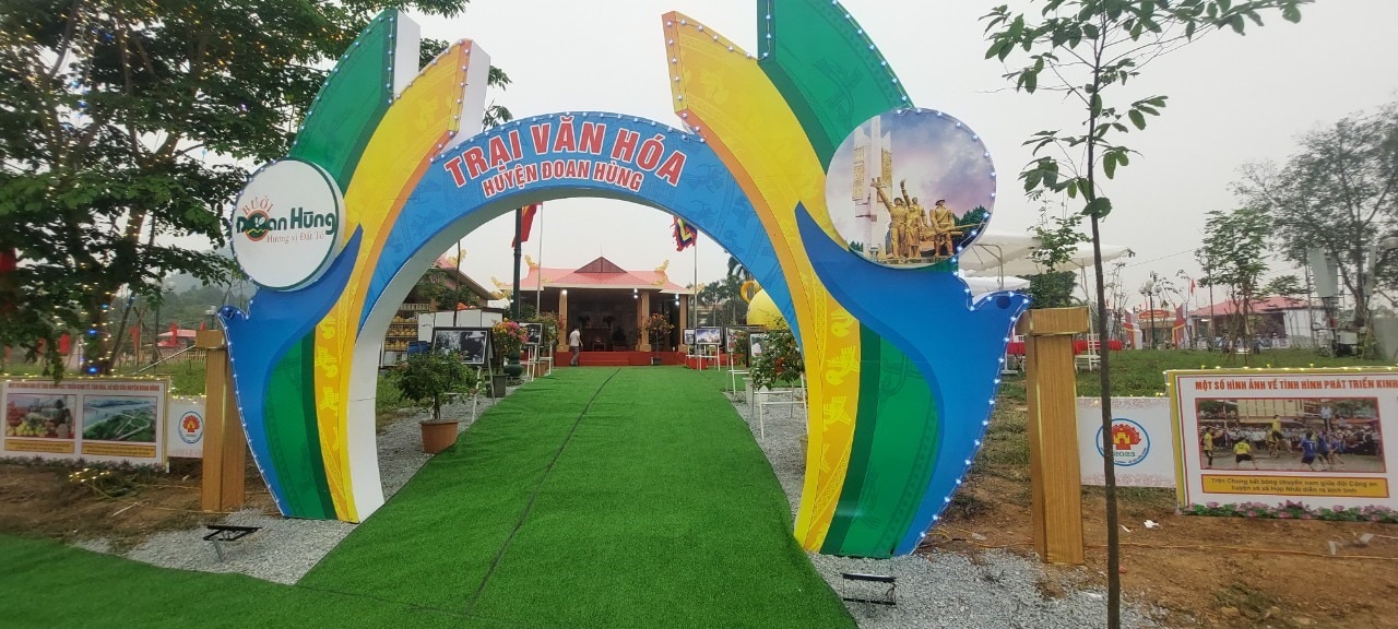 Le camp culturel du district de Doan Hung présente les caractéristiques locales (pamplemousse Doan Hung), combinées à la présentation de la relique historique du monument de la victoire de la rivière Lo. De plus, pendant le festival, de nombreuses performances sont proposées, telles que le chant sinh ca, le veo ca et la marche sur échasses.