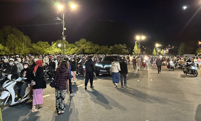 Les gens et les touristes s'amusent autour du lac Xuan Huong le soir du 30 décembre. Photo : Khanh Huong