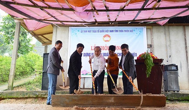 Apoyo a 920 hogares pobres y casi pobres en el distrito de A Luoi para construir casas. Foto 1