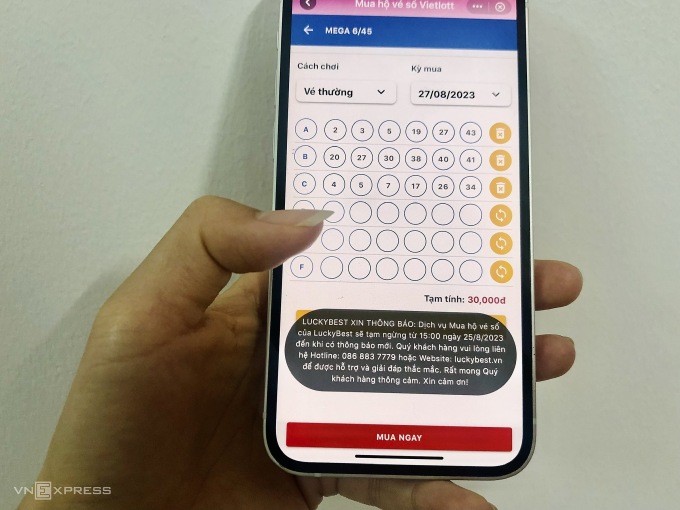 The lottery ticket purchasing service on the application of a popular e-wallet has been temporarily suspended since today, August 25. Photo: Quynh Trang.