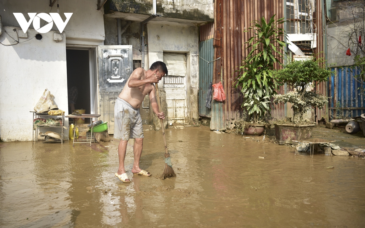 lu rut, nguoi dan khu vuc bai song hong hoi ha ve sinh nha cua hinh anh 9