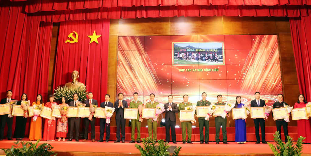 quang ninh vinh danh cac tac pham chinh luan xuat sac ve bao ve nen tang tu tuong cua dang va giai bua liem vang 2024 hinh 1