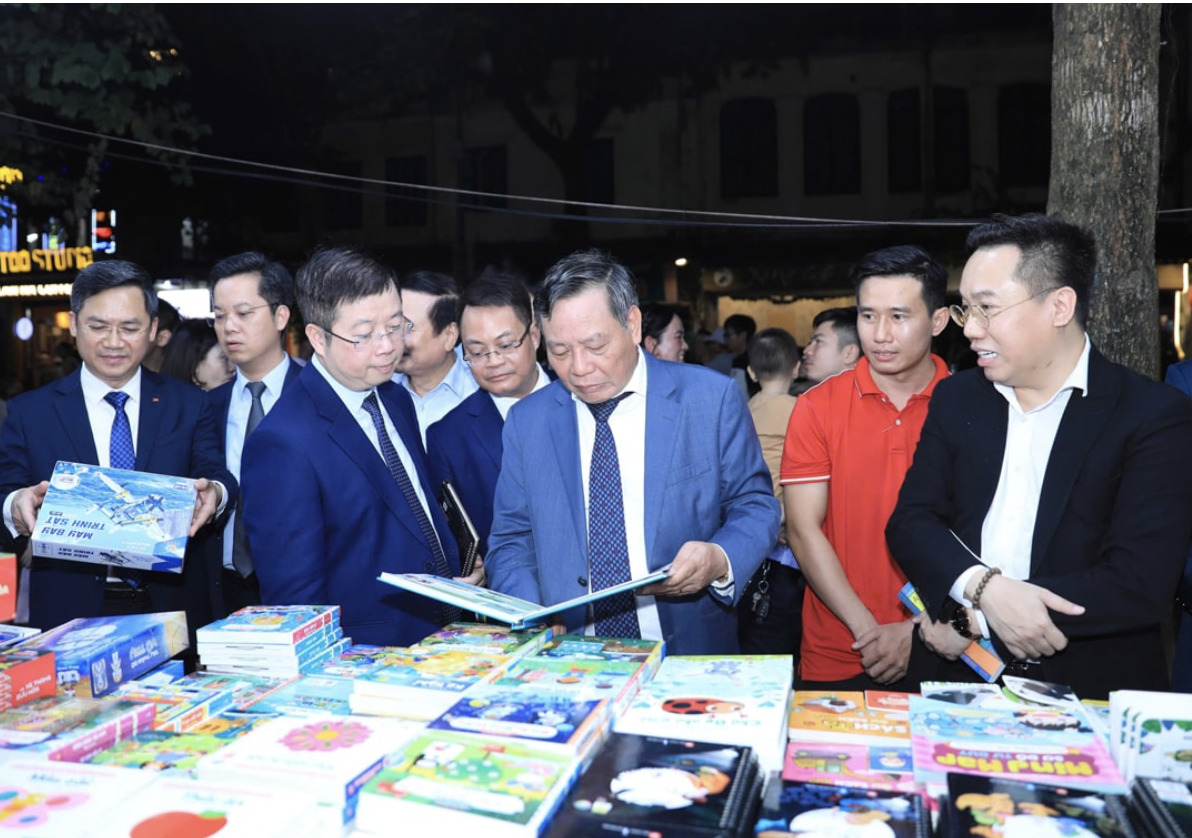 งานหนังสือฮานอยครั้งที่ 9 ดึงดูดผู้อ่านจำนวนมากในวันเปิดงาน ภาพที่ 3