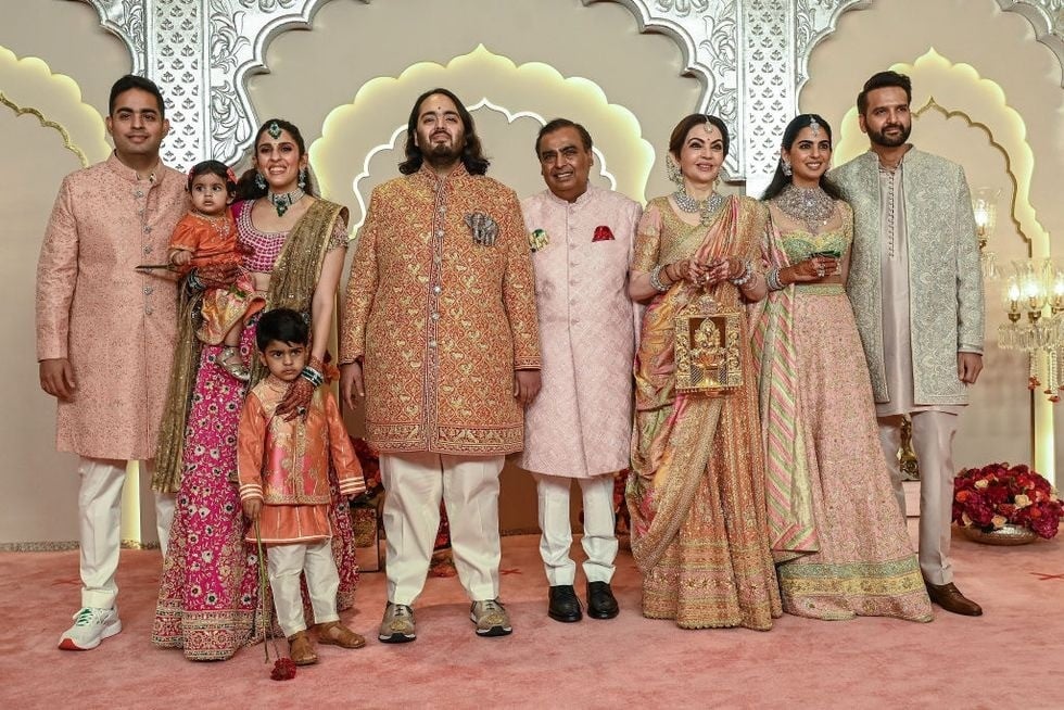 Guests wear gold and diamonds to attend the wedding of the son of an Indian billionaire, photo 1