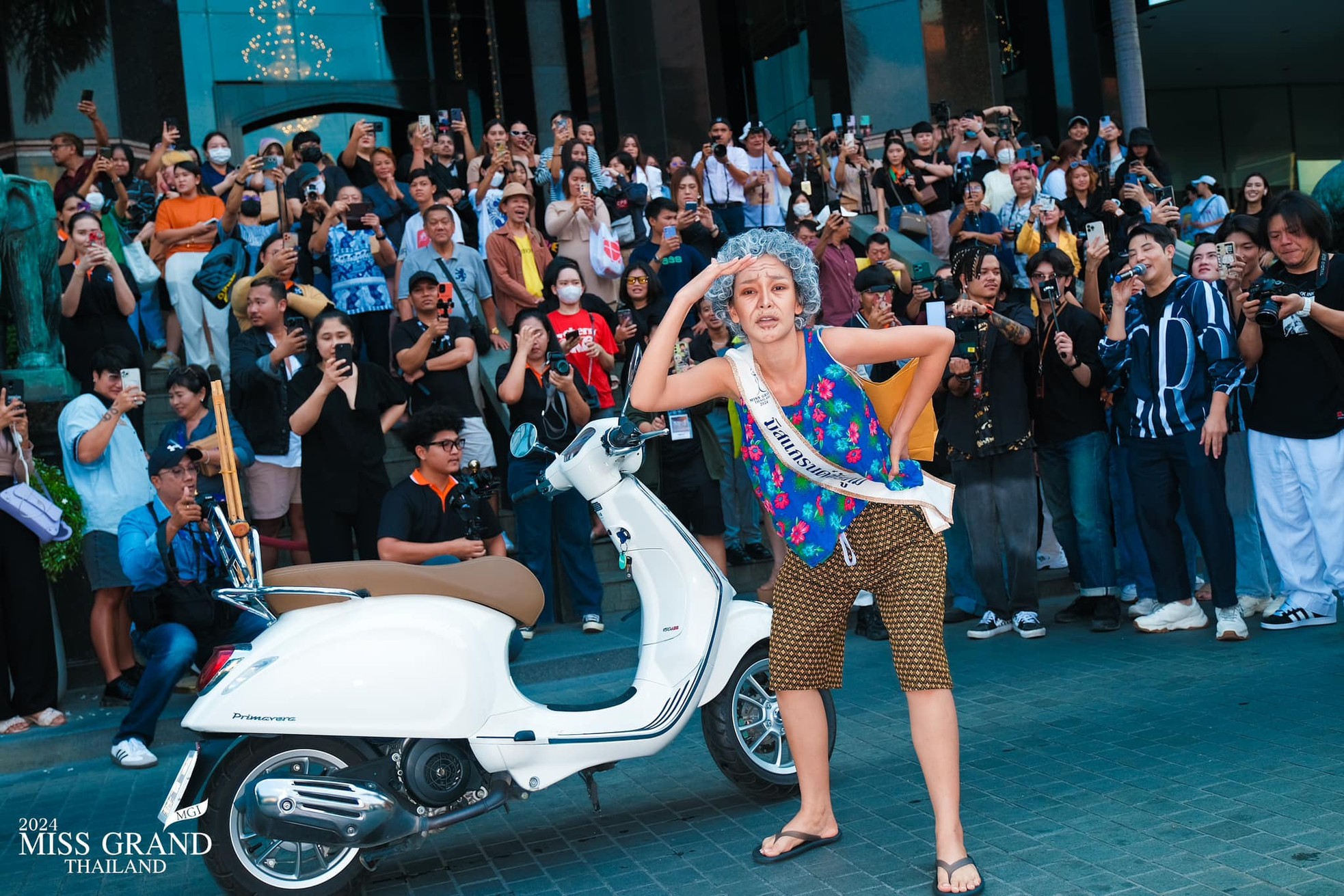 Foto 12 de la concursante de Miss Grand Tailandia bailando en barra