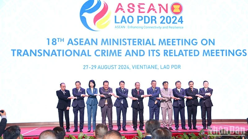 Các Trưởng đoàn đại biểu tham dự Hội nghị và Tổng thư ký ASEAN cùng chụp ảnh lưu niệm. (Ảnh: HẢI TIẾN)