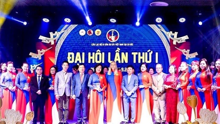 Patrimonio del Ao Dai vietnamita: valores culturales que unen a los pueblos vietnamita y checo