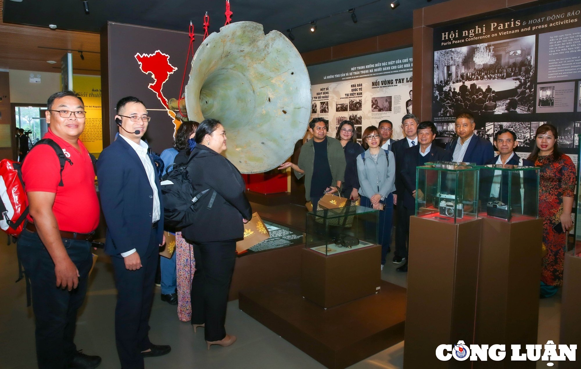 Une délégation de journalistes de l'ASEAN visite le Musée d'ethnologie du Vietnam, photo 3