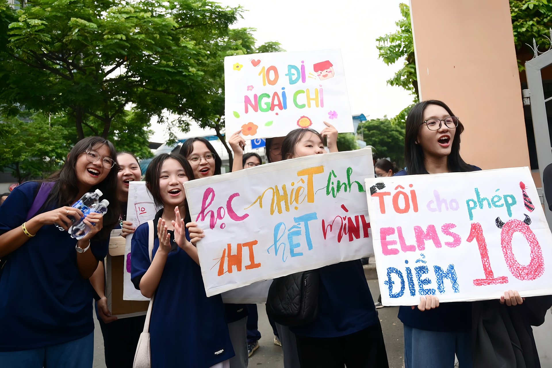 „Seien Sie nicht schüchtern, ich gebe Ihnen eine 10“-Schild sorgt für Aufregung bei den Abiturnoten