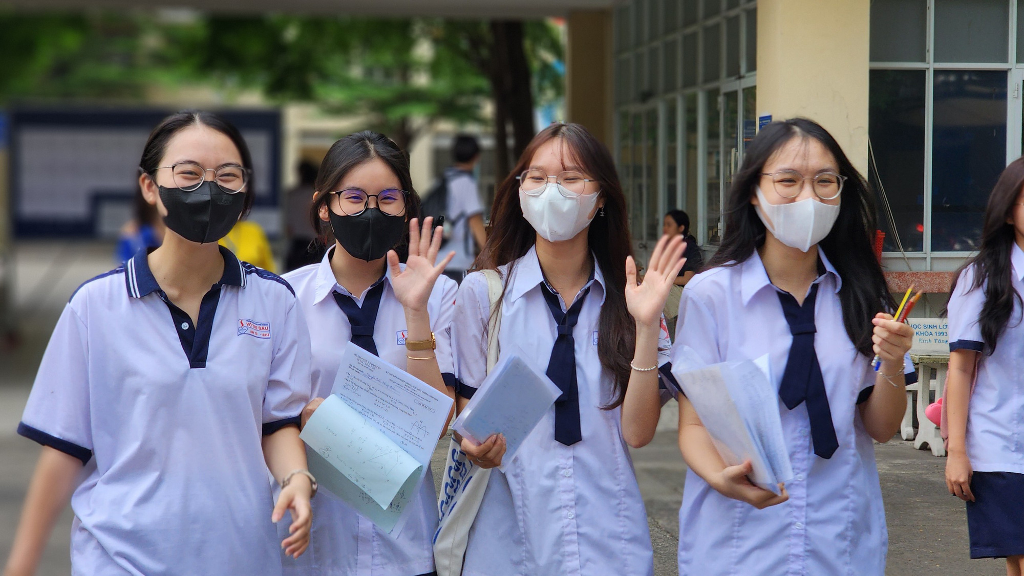 Nhóm bạn Đông Anh (Trường THPT Võ Thị Sáu, quận Bình Thạnh) cho biết đã có một ngày thi khá thoải mái - Ảnh: NGỌC PHƯỢNG