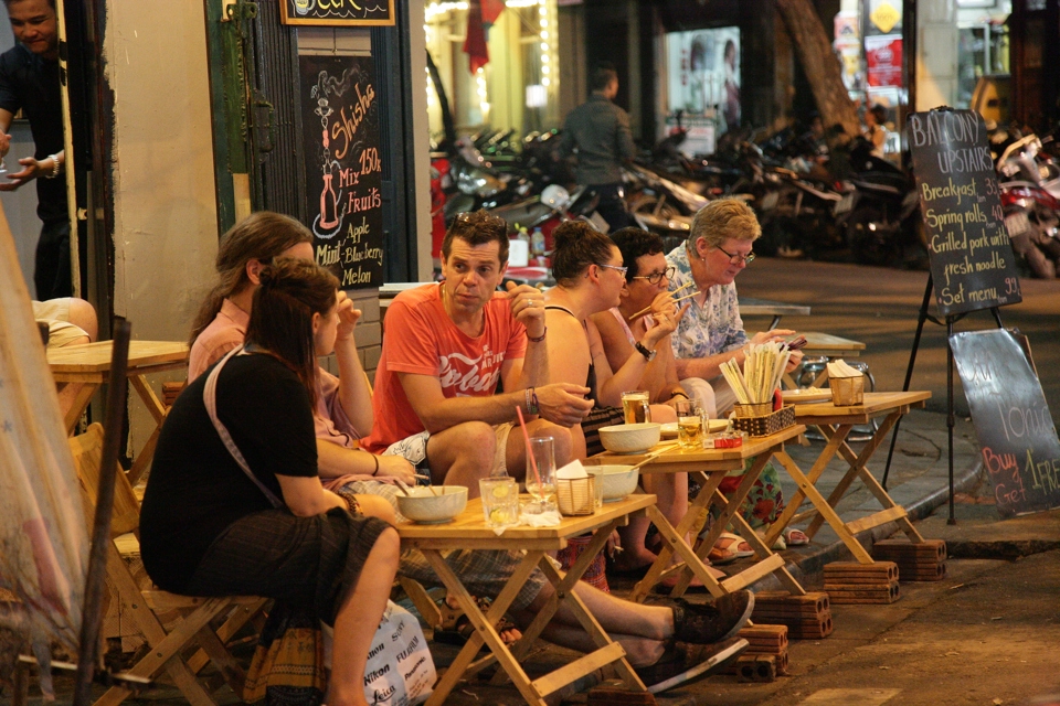 Ausländische Touristen in der Ta Hien Straße, Hanoi. Foto: Thanh Hai