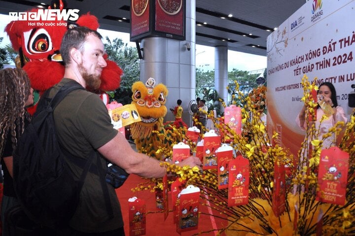 Du khách nước ngoài tham gia chương trình “Hái lộc đầu xuân”.