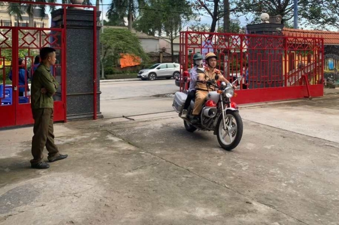 Le capitaine Duong a emmené Thuy dans la cour de l'école. Photo : Xuan Hoa