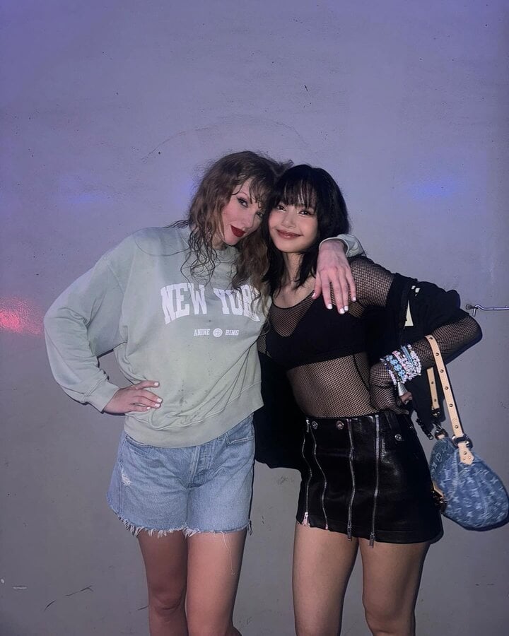 Taylor Swift took a close photo with Lisa backstage at the concert.