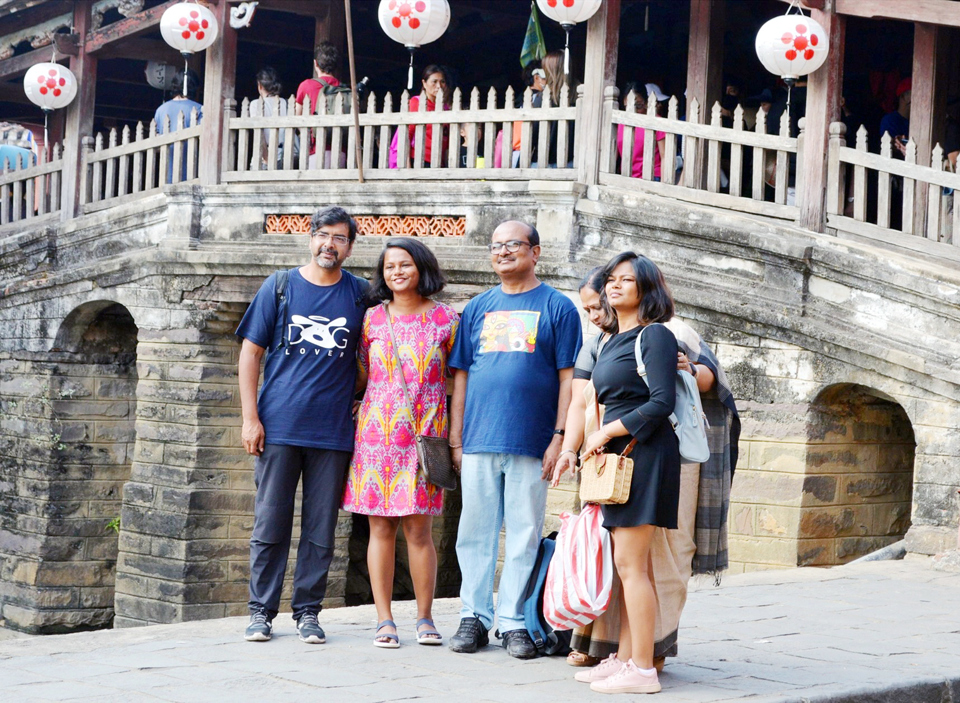 Indian tourists visit the Japanese Covered Bridge (Hoi An). Photo: Hoai Nam