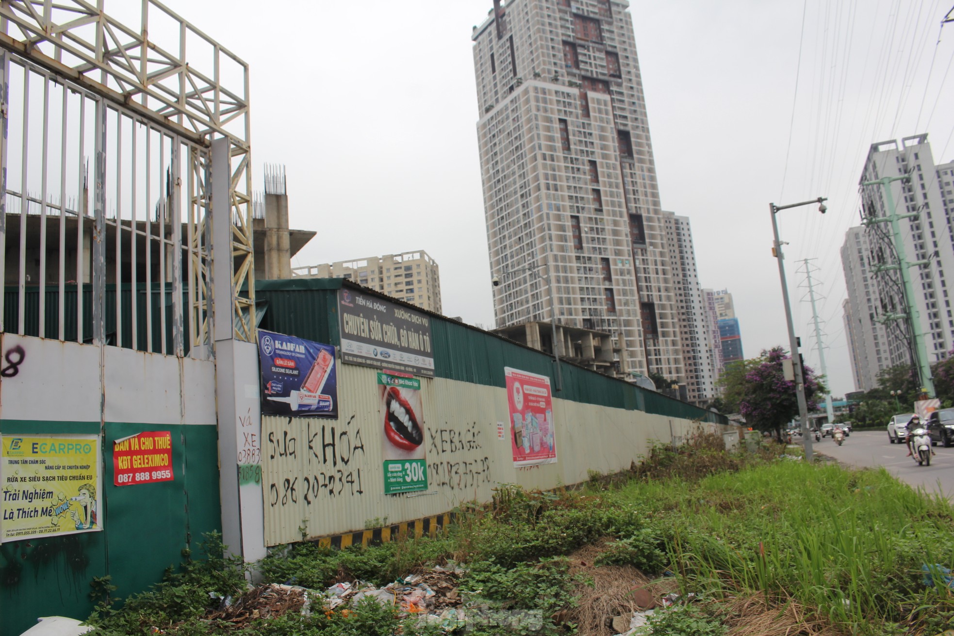 Movements of a series of apartment projects in Hanoi after a long period of abandonment and fenced off photo 21