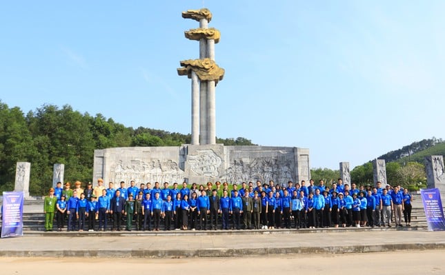 Delegation of Ly Tu Trong Award offered incense to commemorate President Ho Chi Minh photo 21