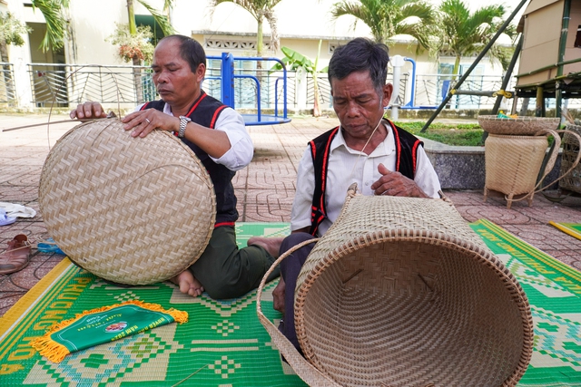 Già làng người Raglai giữ nghề đan mây, tre ở Khánh Sơn - Ảnh 2.