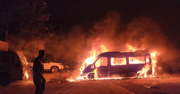 Incendio de limusina en estacionamiento