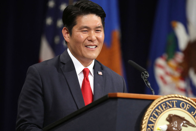 Le procureur fédéral du Maryland, Robert Hur, prononce un discours d'adieu au procureur général adjoint américain à la retraite, Rod Rosenstein, au siège du ministère de la Justice à Washington, DC, le 9 mai 2019. Photo : AFP