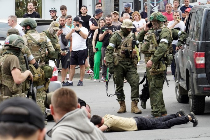 ワグナー傭兵は6月24日、ロストフ・ナ・ドヌ市の軍事施設を制圧した後、男性を捕らえた。写真：AFP