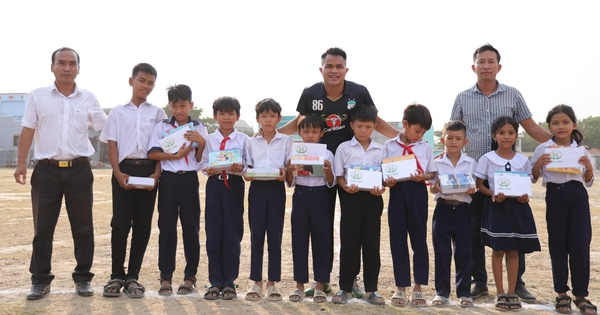 Former captain of Vietnam U.23 team Dung Quang Nho brings Tet back to his village