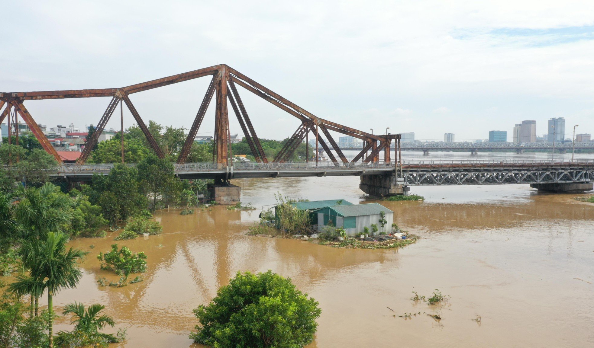 Mực nước sông Hồng giảm dần, bãi giữa dần lộ diện ảnh 4