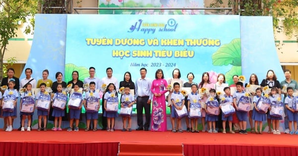 Mời phụ huynh lên nhận khen thưởng cùng con trong ngày tổng kết năm học