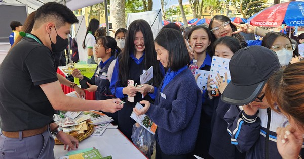 Gian hàng tại chương trình Tư vấn mùa thi níu chân học sinh