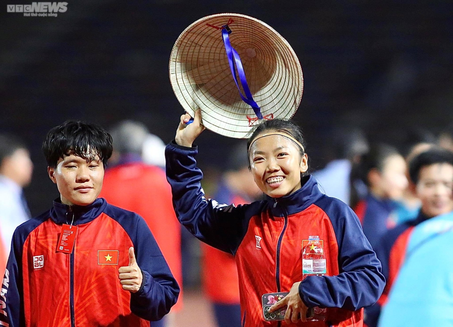 Coach Mai Duc Chung holds a loudspeaker to thank, Huynh Nhu and Thanh Nha wear conical hats to show off their gold medals - 7