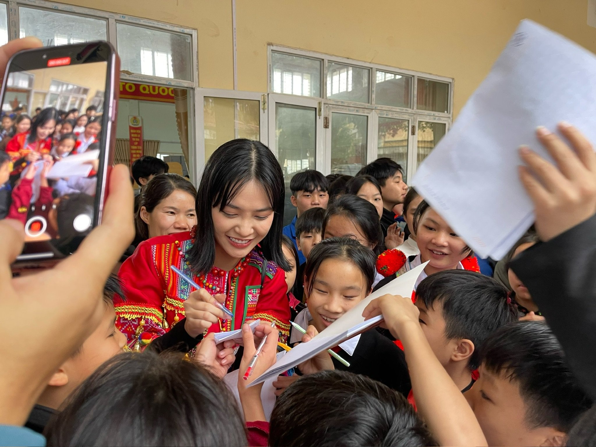 Nông Thúy Hằng đến thăm người dân Sảo Há, nơi quay bộ phim "Tết ở làng Địa Ngục"- Ảnh 1.