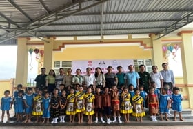 Entrega de baldaquinos a jardines de infancia en el distrito de Huong Hoa