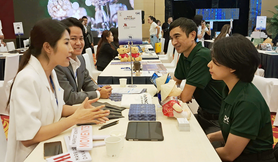 Las empresas participantes en MICE EXPO 2024 se conectan para desarrollar negocios de turismo MICE. Foto: Hoai Nam