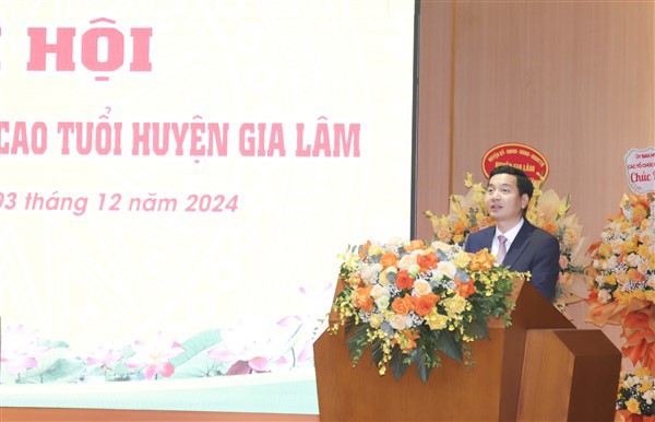 លេខាបក្សស្រុក Gia Lam លោក Nguyen Viet Ha ថ្លែងមតិនៅមហាសន្និបាត។