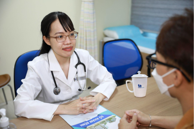 Doctor Minh Thuy examines a patient in October 2023. Photo: Tam Anh General Hospital