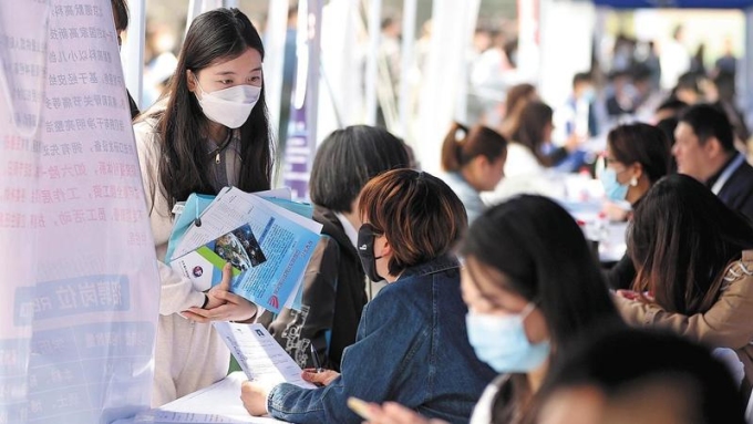 4月28日に北京で行われた就職フェアに参加した学生たち。写真: チャイナデイリー