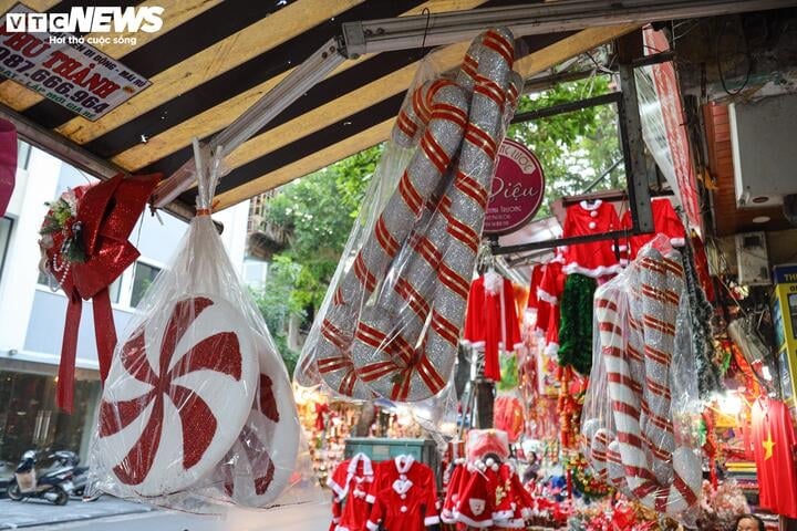 En plus de fabriquer des bonhommes de neige, M. Tuan crée également de nombreux autres produits décoratifs en mousse liés à Noël.