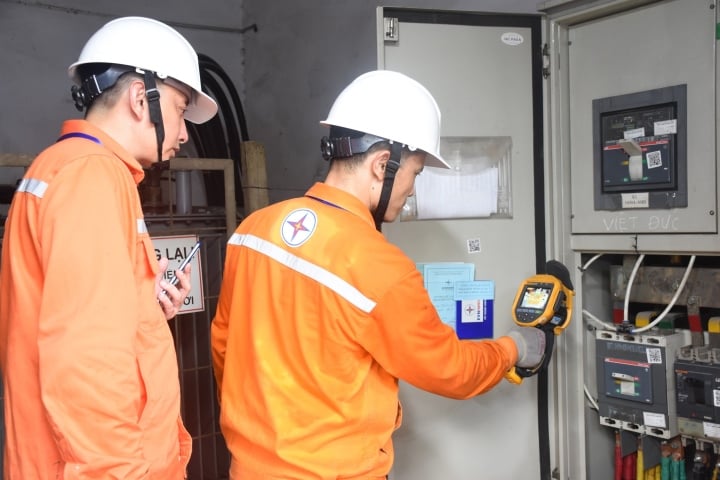 Mitarbeiter der Hoan Kiem Electricity Company überprüfen die Temperatur im Umspannwerk der Viet Duc High School.