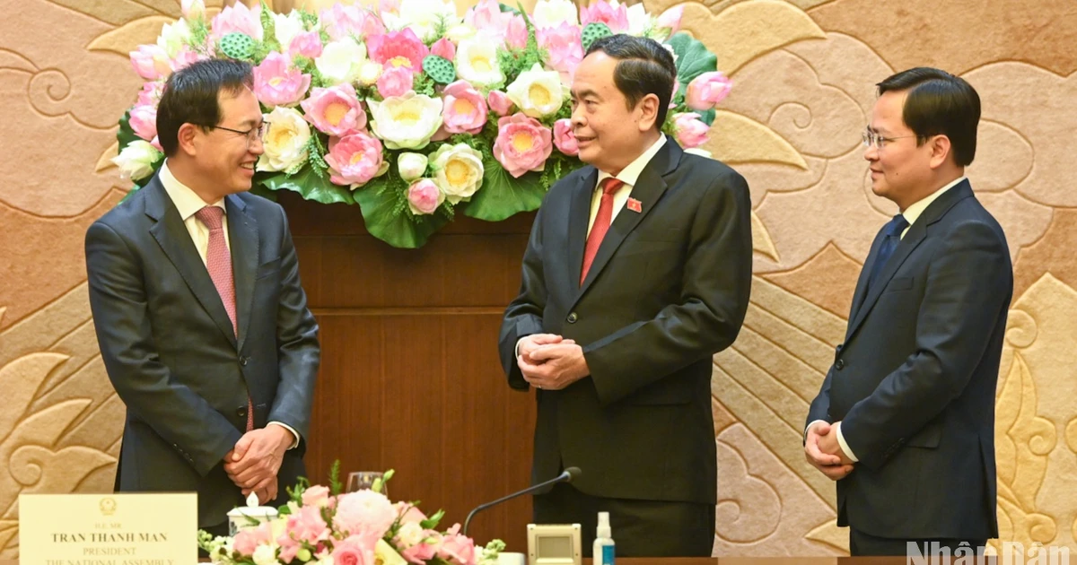 [Photo] Le président de l'Assemblée nationale, Tran Thanh Man, reçoit les dirigeants du complexe Samsung Vietnam