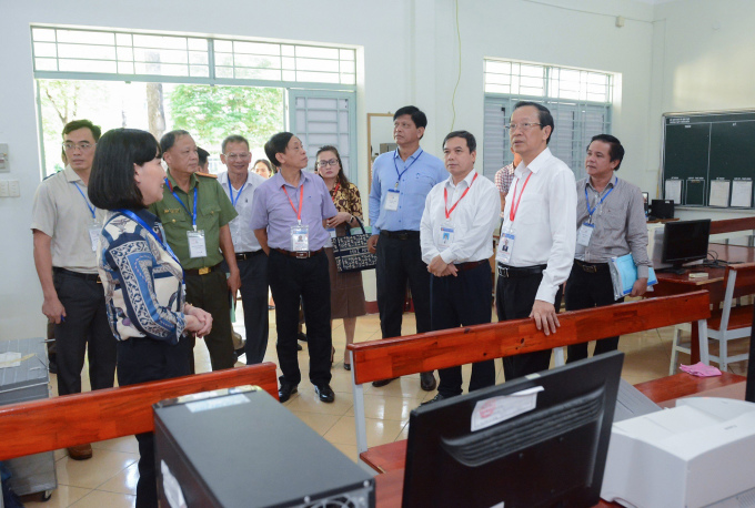 Thứ trưởng Phạm Ngọc Thưởng (thứ hai từ phải sang) kiểm tra tại điểm thi THPT Trấn Biên, Đồng Nai hôm 23/6. Ảnh: MOET