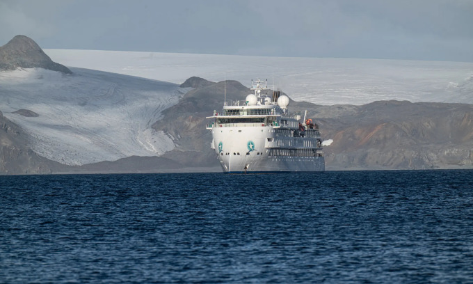 Barco turístico atraca en la Isla Rey Jorge. Foto: Sean Smith/The Guardian.