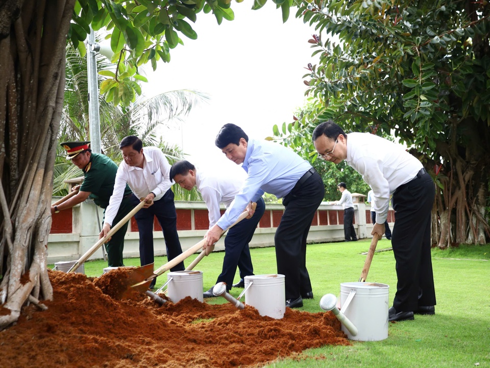 La délégation d'inspection n° 1348 du Politburo et les délégués ont offert de l'encens, des fleurs et planté des arbres souvenirs au temple du roi Hung, dans la ville de Can Tho.