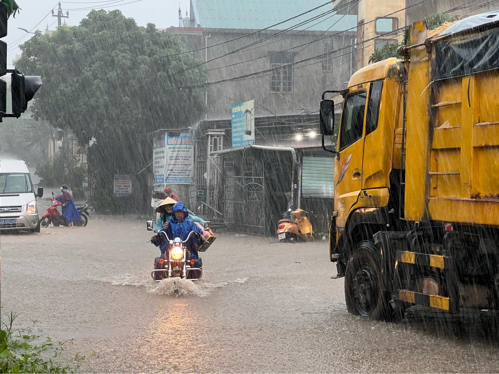 ฝนตกหนักน้ำท่วมถนนหลายสายในตัวเมืองด่งเฮ้ย