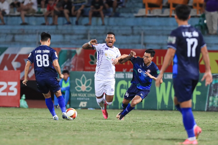 Hà Nội FC dồn ép đối thủ.