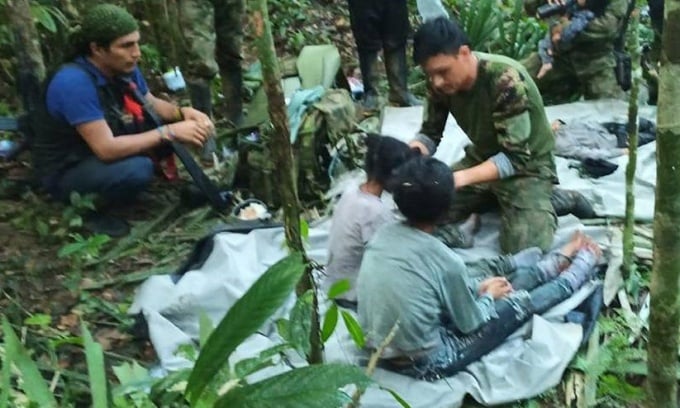 Colombian soldiers take care of children after finding four children in the forest on June 9. Photo: Reuters